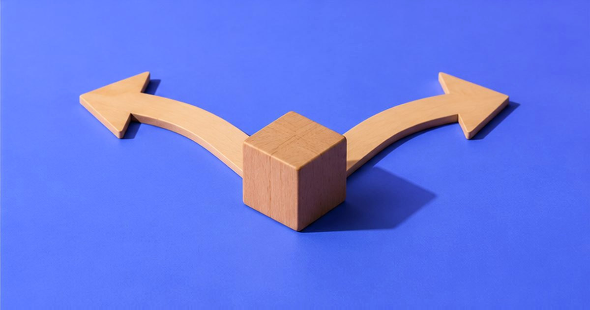 Un cubo de madera del que salen dos flechas de madera hacia lados opuestos