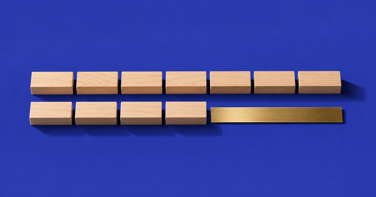 Dos líneas de piezas de madera que avanzan en paralelo y terminan en puntos distintos junto a una regla sin cifras