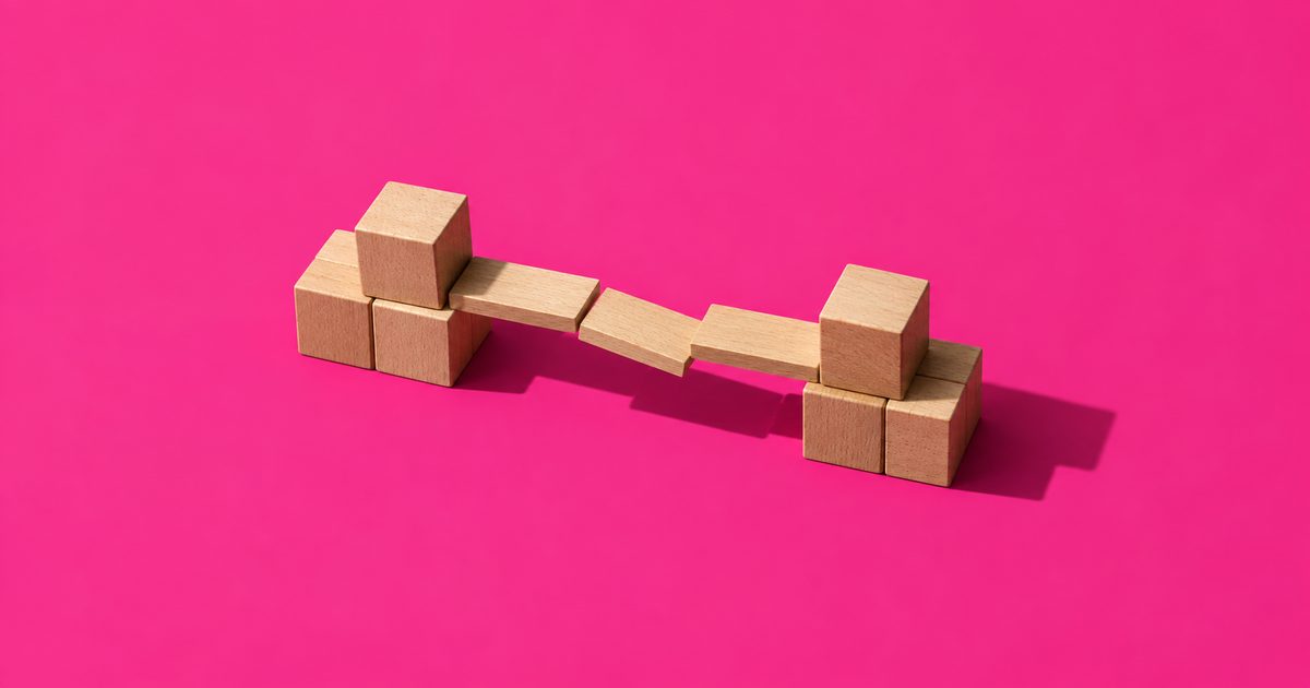 Dos grupos de bloques de madera unidos por un puente corto con una pieza desplazada