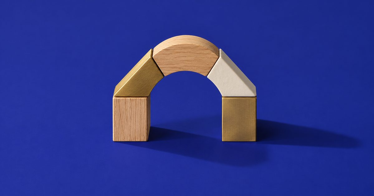 Arco estable construido con piezas de madera, latón y cerámica mate de formas y tamaños distintos