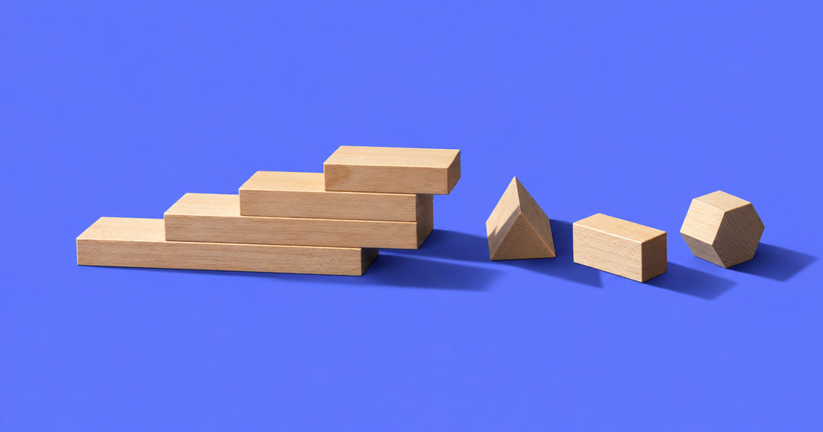 Cuatro bloques de madera formando unos peldaños que terminan, con tres piezas sueltas más allá en ángulos distintos