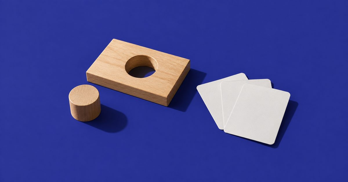 Tres tarjetas de papel mate junto a una base de madera y la pieza que encaja en ella