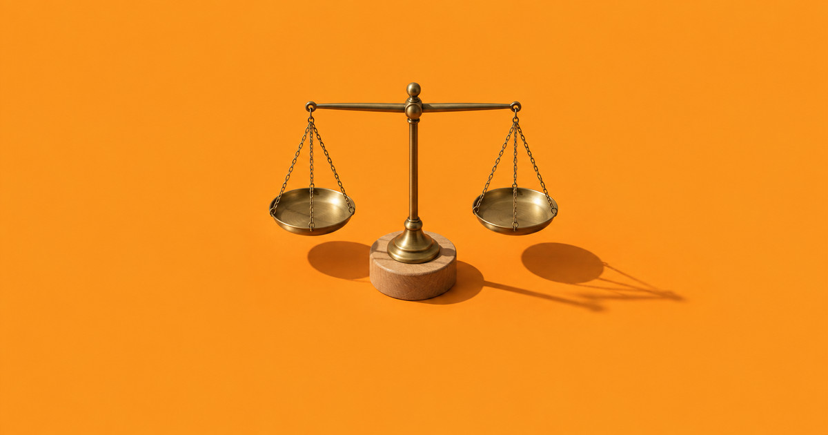 Balanza de dos platillos de latón, vacía y equilibrada
