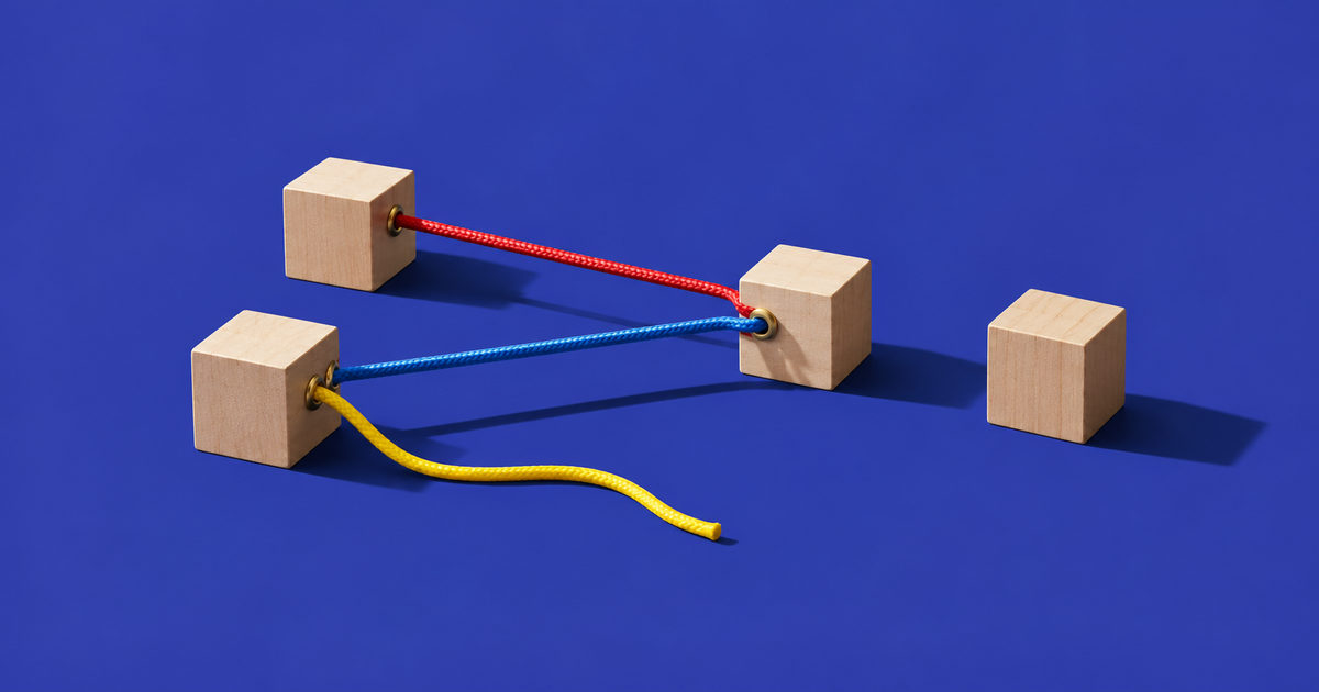 Hilos de colores que conectan varios bloques de madera y dejan uno sin conexión