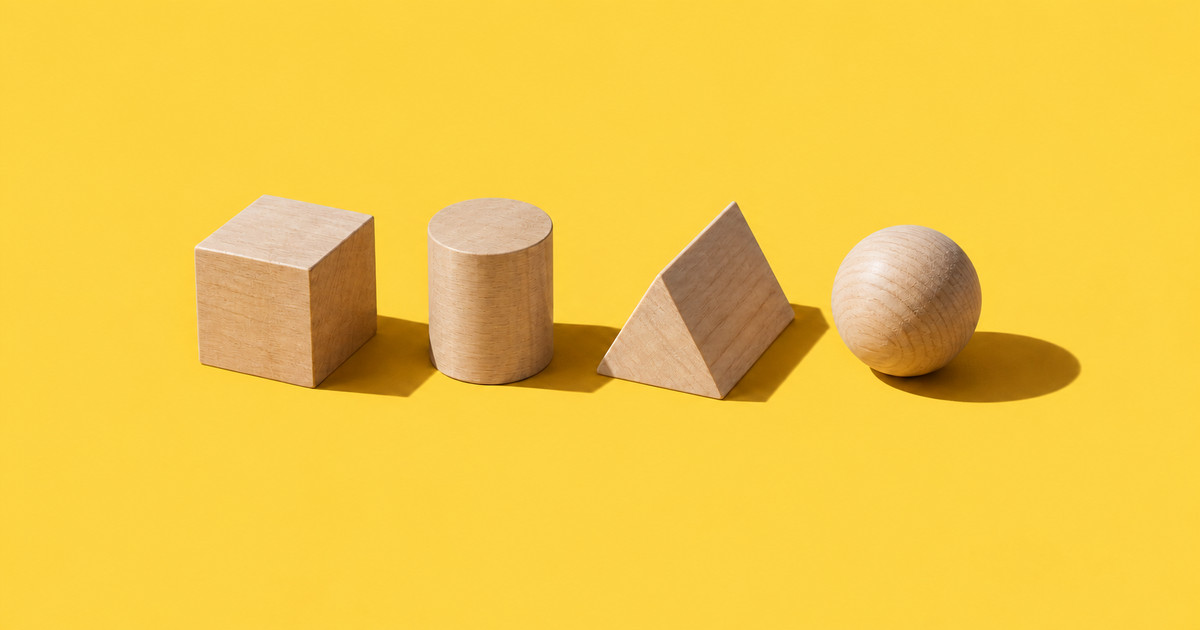 Cuatro bloques geométricos de madera alineados